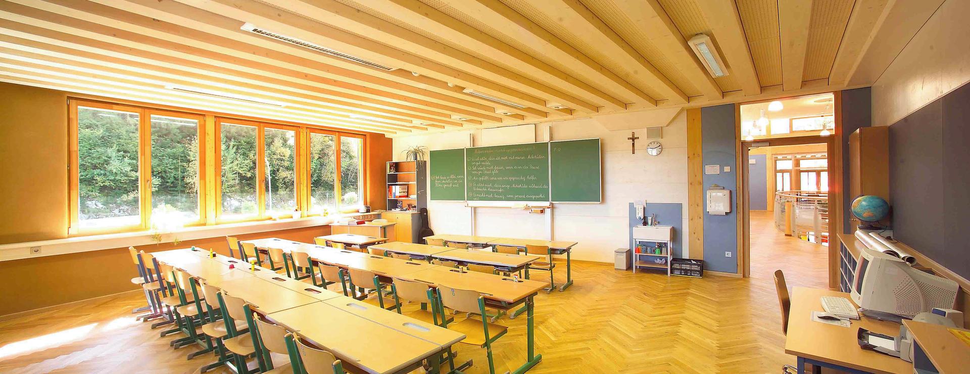 HNT_REF_Volksschule_Hermagor_20230605_-_Rippenplattendecke_001__copy__Theny | © Theny