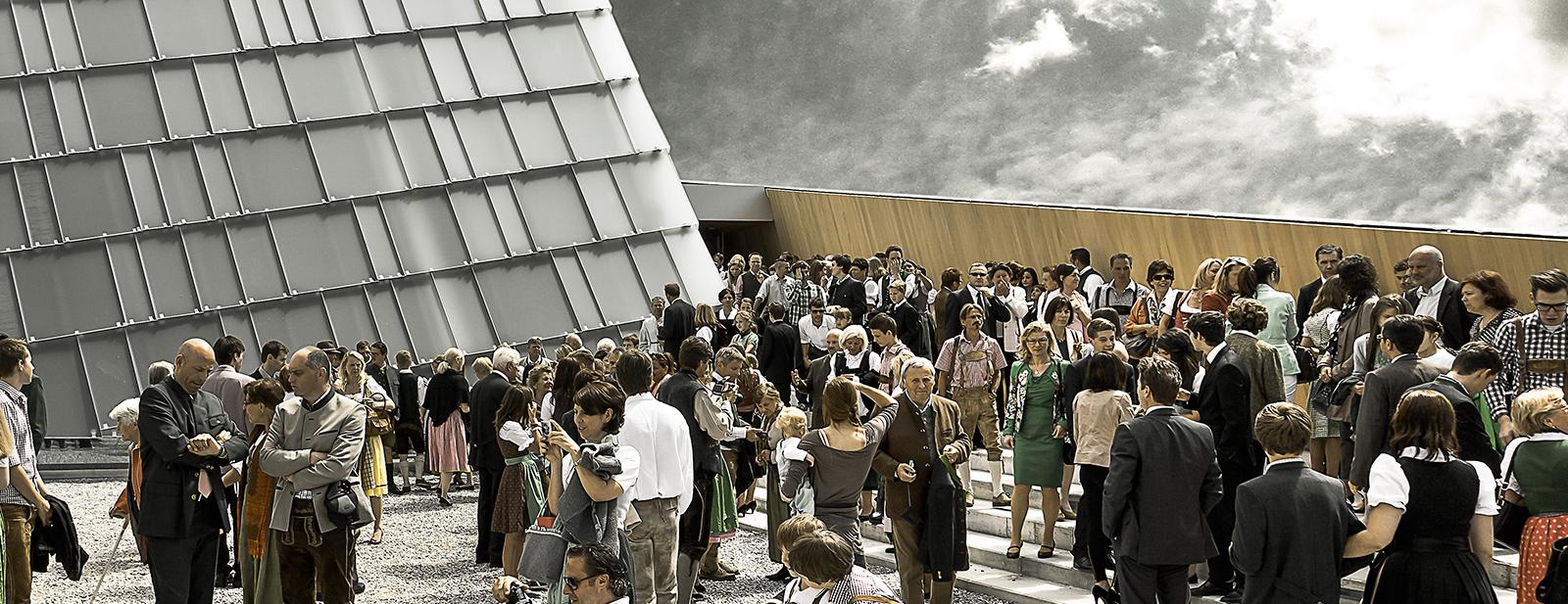 RIF_aussen_mit_personen_phelps | © Architekt Walter Klasz, www.klasz.at