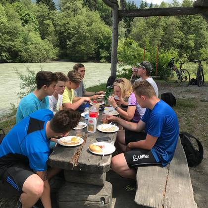 MKZL2486 | © Gemütliches Beisammensein am Grillplatz Drau Oase am Drauradweg von Lienz nach Spittal a.d. Drau. © HASSLACHER Gruppe