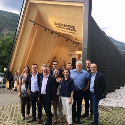07_12_2017_HASSLACHER_Team_C_PrivatGF | © Ein Teil der großen HASSLACHER NORICA TIMBER Familie war auch vertreten. Erste Reihe v.l.n.r. Andreas Gatterer, Nina Kollman. Zweite Reihe v.l.n.r. Silvia Duschnig, Muhamed Halilovic, dahinter versteckt Elisabeth Aschbacher, Nicole Payer, Gerhard Göritzer, Georg Jeitler. Dritte Reihe v.l.n.r. Karl-Heinz Gritzner, Ernst Wöls und Andreas Weichsler. © Privat