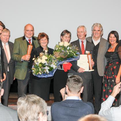 DSC_0117 | © vlnr.: Heinrich Köster, Christoph Kulterer, Johann Offner, Herbert Kulterer, Frau Kulterer, Frau Schwaner, Kurt Schwaner, Gerhard Bosch, Ingrid Höhensteiger, Uwe Germerott. © forum holzbau