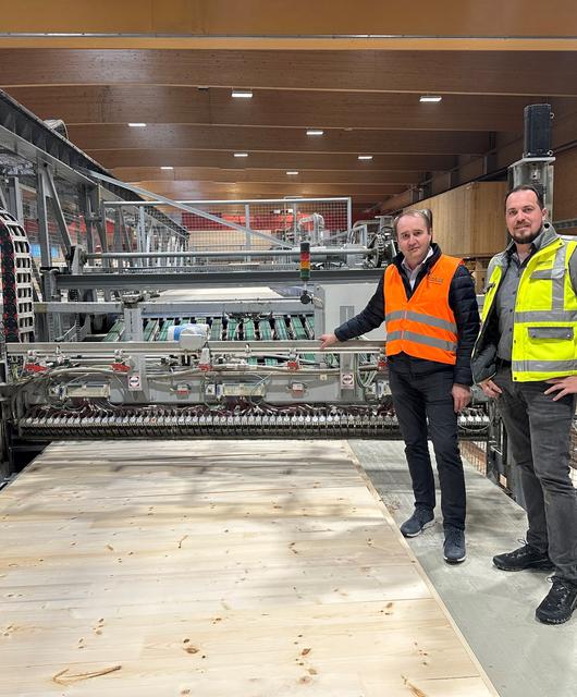 FranzWindisch_AndreasWeichsler_Klebstoffsystem_cHASSLACHERGruppe | © Franz Windisch (Dynea) und Andreas Weichsler (GF NORITEC Holzindustrie GmbH Stall im Mölltal). © HASSLACHER Gruppe
