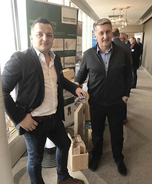 MuhamedHalilovic_SulejmanKazic_AustrianShowcase__GeorgJeitler__copy_HASSLACHERGruppe | © Muhamed Halilovic (Vertriebsleiter Osteuropa der HASSLACHER Gruppe) und Sulejman Kazic (HASSLACHER NORICA TIMBER Vertrieb Balkan) präsentierten unsere breit gefächerte Produktpalette. Das Publikum bestand aus Bauträger und Investoren, Architekten und Bauingenieure aus den Bereichen Wohnbau sowie Entscheidungsträger aus Tourismus und Politik. © Hasslacher Norica Timber