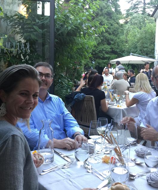 KultererClaudia_KarreHugo_GermerottUwe_IMG_2610 | © Gemeinsames Abendessen zum Auftakt des Internationalen Branchenforums für Frauen (IBF 2016): Claudia Kulterer (HASSLACHER NORICA TIMBER), Hugo Karre (Forum Holzbau Österreich) und Uwe Germerott (Forum Holzbau Schweiz). © HNT
