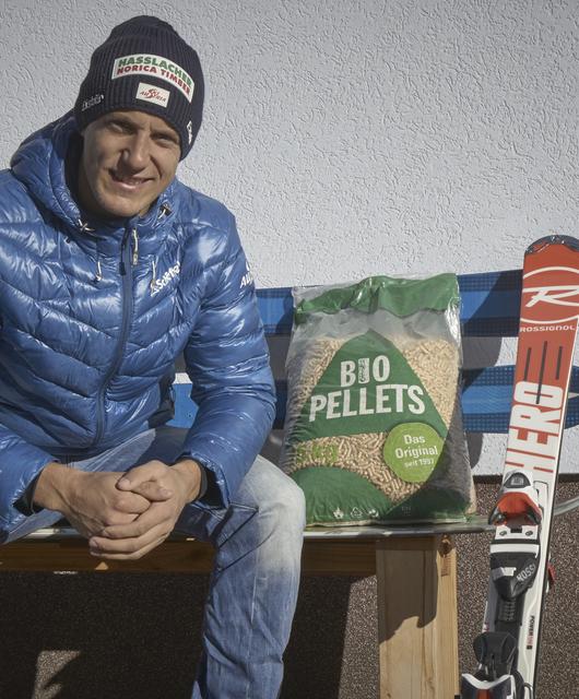 Oti_Pelletslieferung_24 | © Ski-Ass Oti Striedinger mit den Original Biopellets von HASSLACHER NORICA TIMBER - beste Qualität für maximale Wärme-Power.