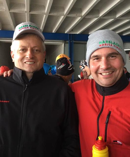 IMG_5950 | © HASSLACHER NORICA TIMBER-Fahrer Georg Düregger hat`s rasant ins Ziel geschafft! Darüber freut sich auch Noritec GF Gerhard Göritzer.