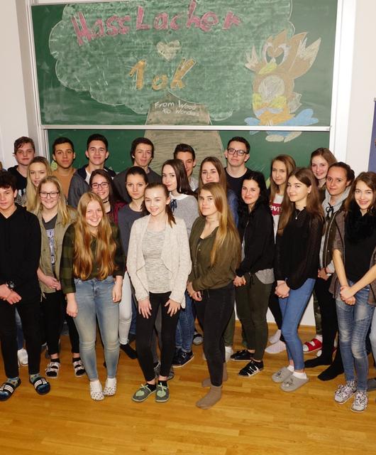 Gruppenbild_MagChristinaKendi_DirProfMMagErwinTheuermann_KarlHeinzGritzner_copy_HAKSpittaladDrau | © Gruppenbild der 1AK der HAK Spittal mit Klassenvorständin Mag. Christina Kendi und Karl-Heinz Gritzner (MAS HASSLACHER Gruppe) ©HAK Spittal/Drau