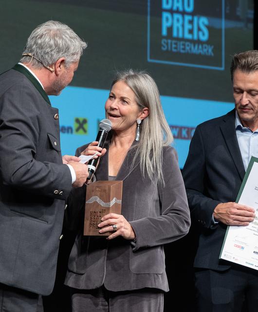 HNT_Holzbaupreis_Steiermark_ClaudiaKulterer_2025_cHBP_Stmk | © Claudia Kulterer (Eigentümervertreterin HASSLACHER Gruppe) und Thomas Bierbacher (Geschäftsführer HASSLACHER PREDING Holzindustrie) bei der Preisverleihung. © Holzbaupreis Steiermark / Schiffer