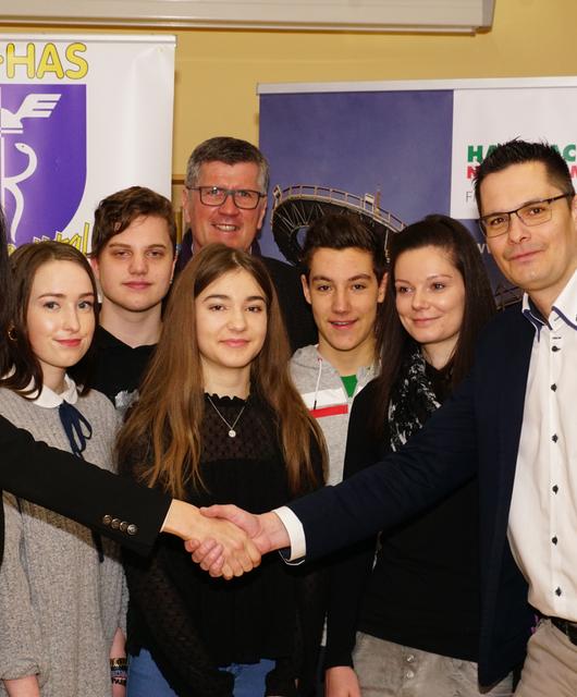 MagChristinaKendi_DirProfMMagErwinTheuermann_KarlHeinzGritzner_copy_HAKSpittaladDrau | © Ein Teil der Schüler/innen mit Klassenvorständin Mag. Christina Kendi (links), Direktor Prof. MMag. Erwin Theuermann (mitte), Vertriebsinnendienst Westeuropa Stefanie Mitterer (zweite v. rechts) und HASSLACHER Vertriebsleiter Westeuropa Karl-Heinz Gritzner (rechts). ©HAK Spittal/Drau