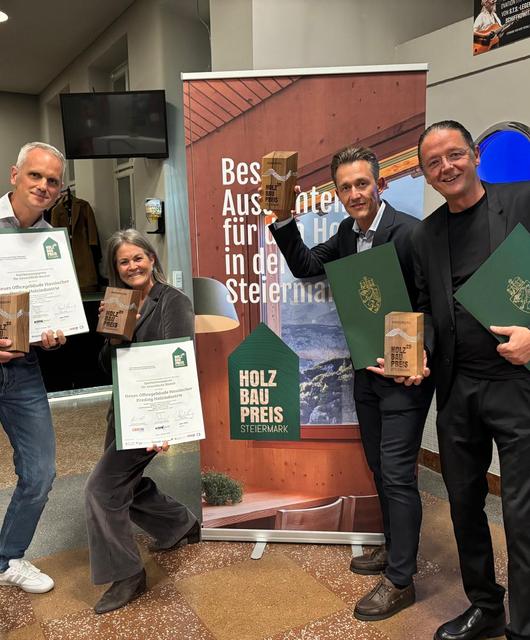 HNT_Holzbaupreis_Steiermark_Auszeichnung_2025_cHASSLACHERgruppe_jpg | © Gregor Fehlmann (Prokurist Holzbau HOFER), Claudia Kulterer (Eigentümervertreterin HASSLACHER Gruppe), Thomas Bierbacher (Geschäftsführer HASSLACHER PREDING Holzindustrie) und Architekt Dipl.-Ing. Hermann Dorn (trecolore| architects of integrated solutions). © HASSLACHER Gruppe