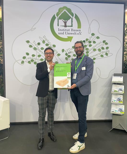 Arthur_Walch__Umweltproduktdeklarationen_Bau2025_cHASSLACHERGruppe | © Arthur Walch, Leitung Division Holzbausysteme, nahm diese wichtigen Zertifikate persönlich entgegen. © HASSLACHER Gruppe