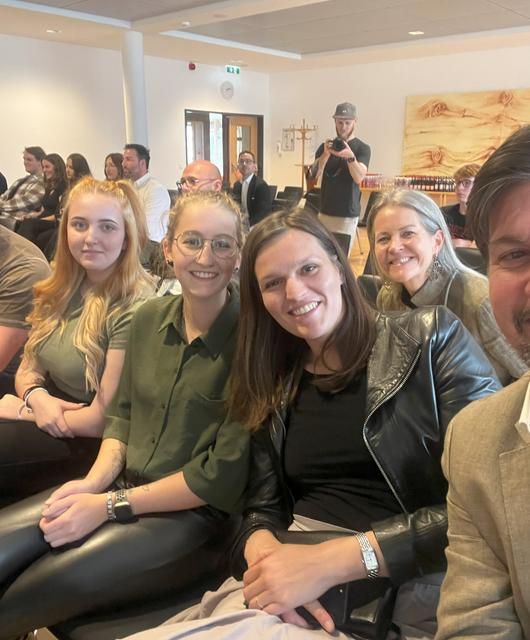 Lehrlingshackathon_2024_Selfie_cHASSLACHER | © Andre Pacher (19), Madeleine Kohlmaier (22), Vanessa Graf (17) und HASSLACHER Lehrlingsbeauftragter Christine Sabongui, HASSLACHER CEO Christoph Kulterer und Claudia Kulterer. © HASSLACHER Gruppe