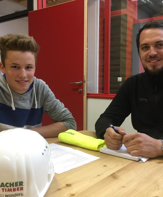 IMG_6859 | © HASSLACHER NORICA TIMBER Lehrling Raphael Zwischenberger mit Andreas Weichsler (BSH-Betriebsleiter).
