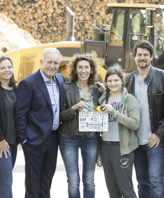 _E6A5464 | © v.l.n.r.: Stefanie Feodorow und Annemarie Pilgram (beide Graf Filmproduktion), Harald Krassnitzer, Adele Neuhauser, Luisa Kulterer, Christoph Kulterer, Nina Kollmann © ORF/GRAF FILM/Helga Rader