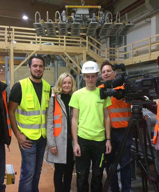 IMG_6898 | © Raphael Zwischenberger mit Andreas Weichsler (BSH-Betriebsleiter), Judith Murauer (Leiterin Personalmanagement) und der Film-Crew der Wirtschaftskammer Kärnten.