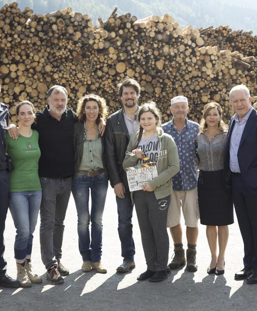 _E6A5543 | © v.l.n.r.: Annemarie Pilgram (Graf Filmproduktion), Michael Glantschnig, Verena Altenberger, Nikolaus Leytner (Regisseur), Adele Neuhauser, Christoph Kulterer, Luisa Kulterer, Hermann Dunzendorfer (Kamera), Julia Cencig, Harald Krassnitzer, Vitus Wieser © ORF/GRAF FILM/Helga Rader