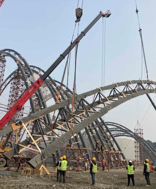 03_Tianfu_Agricultural_Expo_cStructureCraft | © Rund 3.500 m³ abgebundenes Brettschichtholz von der HASSLACHER Gruppe wurden bereits für die Tianfu Agricultural Expo nach Chengdu/China geliefert und dort zur Bogen-Fachwerkelementen zusammengesetzt. Diese Elemente weisen eine Masse von ca. 30 to auf. © StructureCraft