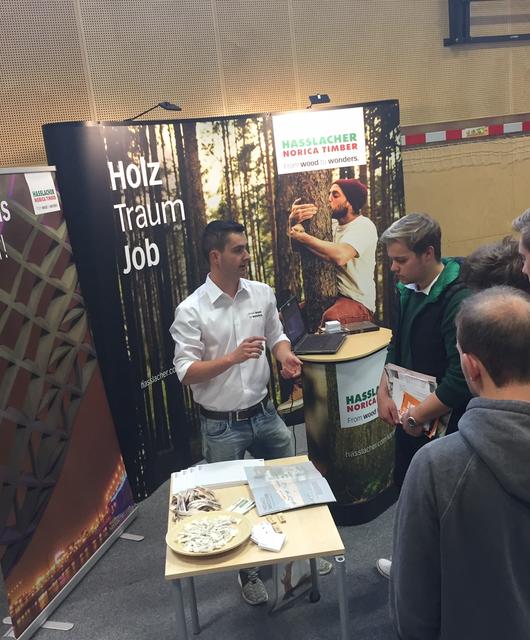 IMG_8556 | © Reges Interesse am Informationsstand von HASSLACHER NORICA TIMBER. ©HASSLACHER Gruppe