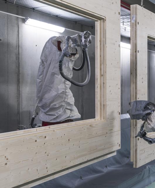 HNT_FS_20181107_Stall_im_Molltal_236__copy__TINEFOTO_com | © 3. Zwei CNC-gesteuerte Roboterarme mit jeweils vier Feinzerstäuberdüsen können auf bis zu sieben Farbkreisläufen zugreifen und sorgen für eine makellose Beschichtung der Oberfläche. © TINEFOTO.com