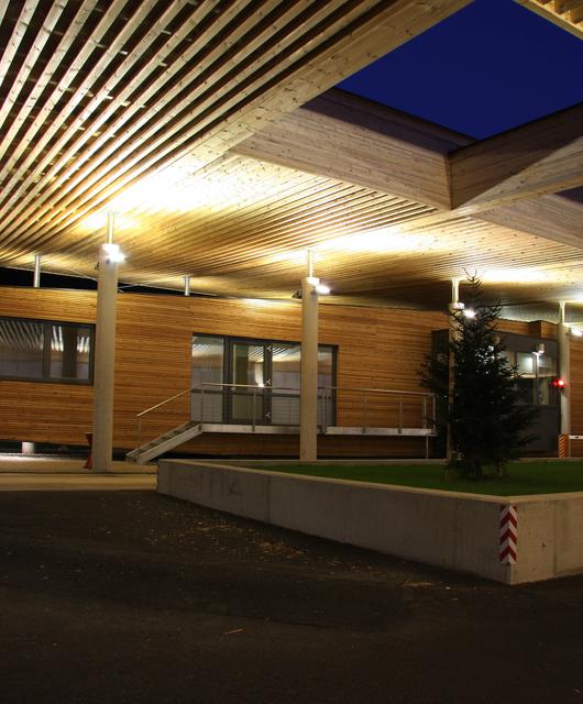 hasslacher-norica-timber-logistik-terminal_51022187422_o | © Das HASSLACHER Fertigfassadensystem aus Lärche unterstreicht die schlichte Form des Bürogebäudes. © HASSLACHER Gruppe | Trecolore Architects