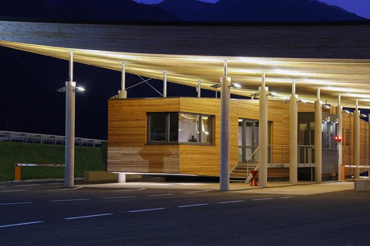 hasslacher-norica-timber-logistik-terminal_51022187587_o | © Der Logistik-Terminal in Sachsenburg scheint unter dem überdimensionalen Vordach zu schweben. © HASSLACHER Gruppe | Trecolore Architects