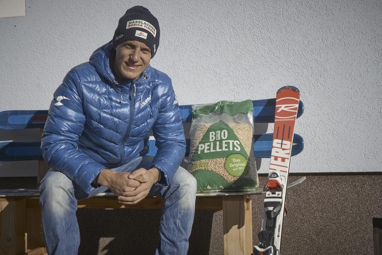Oti_Pelletslieferung_24 | © Ski-Ass Oti Striedinger mit den Original Biopellets von HASSLACHER NORICA TIMBER - beste Qualität für maximale Wärme-Power.