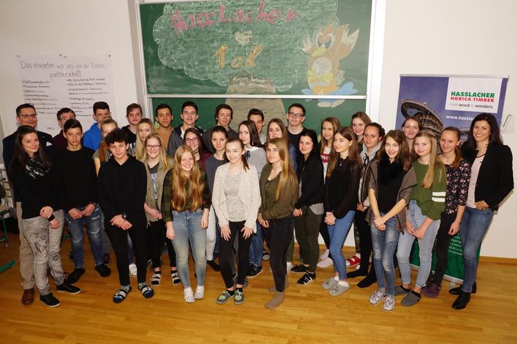 Gruppenbild_MagChristinaKendi_DirProfMMagErwinTheuermann_KarlHeinzGritzner_copy_HAKSpittaladDrau | © Gruppenbild der 1AK der HAK Spittal mit Klassenvorständin Mag. Christina Kendi und Karl-Heinz Gritzner (MAS HASSLACHER Gruppe) ©HAK Spittal/Drau