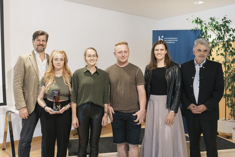 Lehrlingshackathon_2024_SIeger_cHASSLACHER | © Christoph Kulterer (CEO & Eigentümer HASSLACHER Gruppe), Vanessa Graf, Madeleine Kohlmaier, Andre Pacher, Christine Sabongui, Herbert Jöbstl (Obmann FV Holzindustrie). © HASSLACHER Gruppe