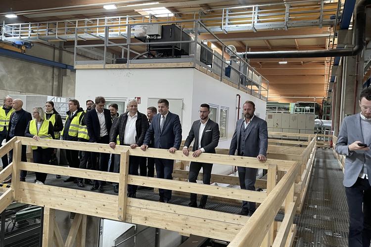Minister_Sven_Schulze_zu_Gast_in_der_NORDLAM_GmbH_cHASSLACHER
