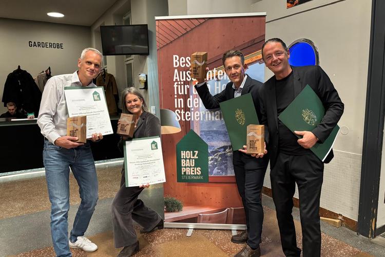 HNT_Holzbaupreis_Steiermark_Auszeichnung_2025_cHASSLACHERgruppe_jpg | © Gregor Fehlmann (Prokurist Holzbau HOFER), Claudia Kulterer (Eigentümervertreterin HASSLACHER Gruppe), Thomas Bierbacher (Geschäftsführer HASSLACHER PREDING Holzindustrie) und Architekt Dipl.-Ing. Hermann Dorn (trecolore| architects of integrated solutions). © HASSLACHER Gruppe