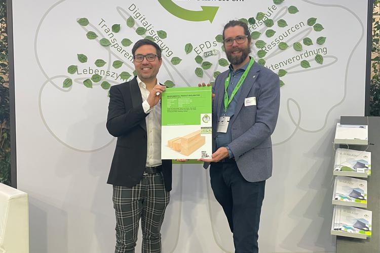 Arthur_Walch__Umweltproduktdeklarationen_Bau2025_cHASSLACHERGruppe | © Arthur Walch, Leitung Division Holzbausysteme, nahm diese wichtigen Zertifikate persönlich entgegen. © HASSLACHER Gruppe