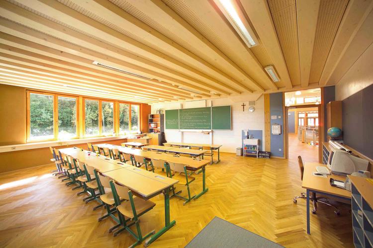 HNT_REF_Volksschule_Hermagor_20230605_-_Rippenplattendecke_001__copy__Theny | © Theny