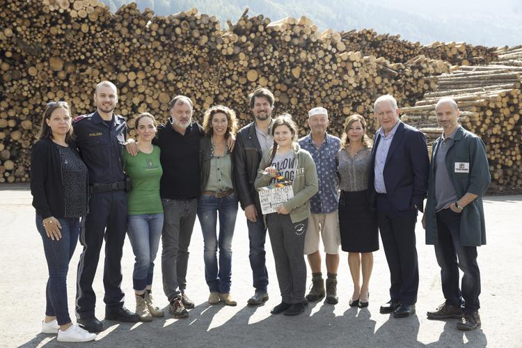 _E6A5543 | © v.l.n.r.: Annemarie Pilgram (Graf Filmproduktion), Michael Glantschnig, Verena Altenberger, Nikolaus Leytner (Regisseur), Adele Neuhauser, Christoph Kulterer, Luisa Kulterer, Hermann Dunzendorfer (Kamera), Julia Cencig, Harald Krassnitzer, Vitus Wieser © ORF/GRAF FILM/Helga Rader