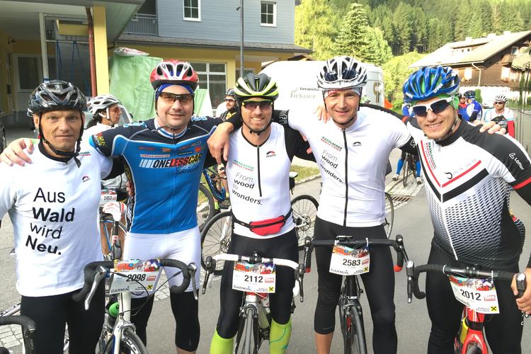IMG_4350 | © Fit & mega motiviert! Das HASSLACHER NORICA TIMBER-Team mit Oti-Striedinger am Start der Großglockner Bike Challenge.