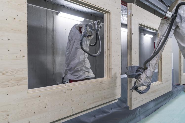HNT_FS_20181107_Stall_im_Molltal_236__copy__TINEFOTO_com | © 3. Zwei CNC-gesteuerte Roboterarme mit jeweils vier Feinzerstäuberdüsen können auf bis zu sieben Farbkreisläufen zugreifen und sorgen für eine makellose Beschichtung der Oberfläche. © TINEFOTO.com