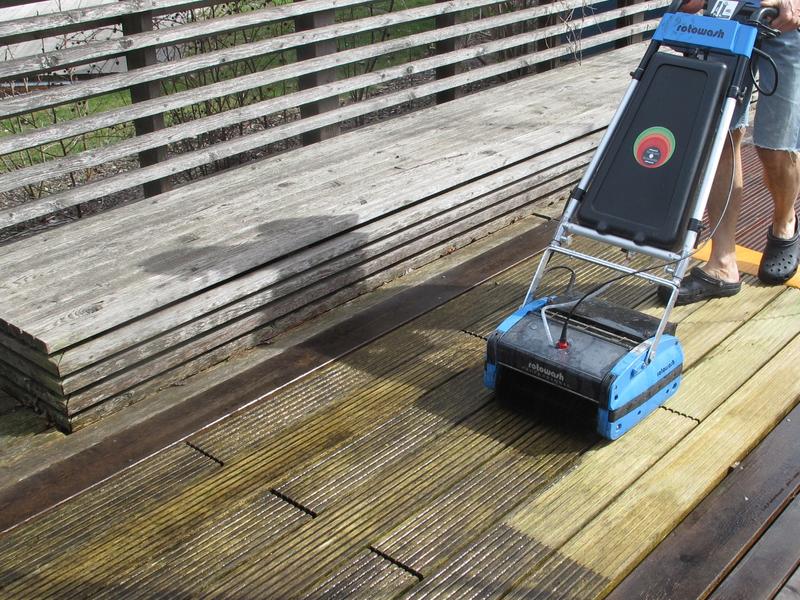 Buerstmaschine_zugeschnitten | © Reinigung der Terrassenoberflächen mittels Bürstmaschine.