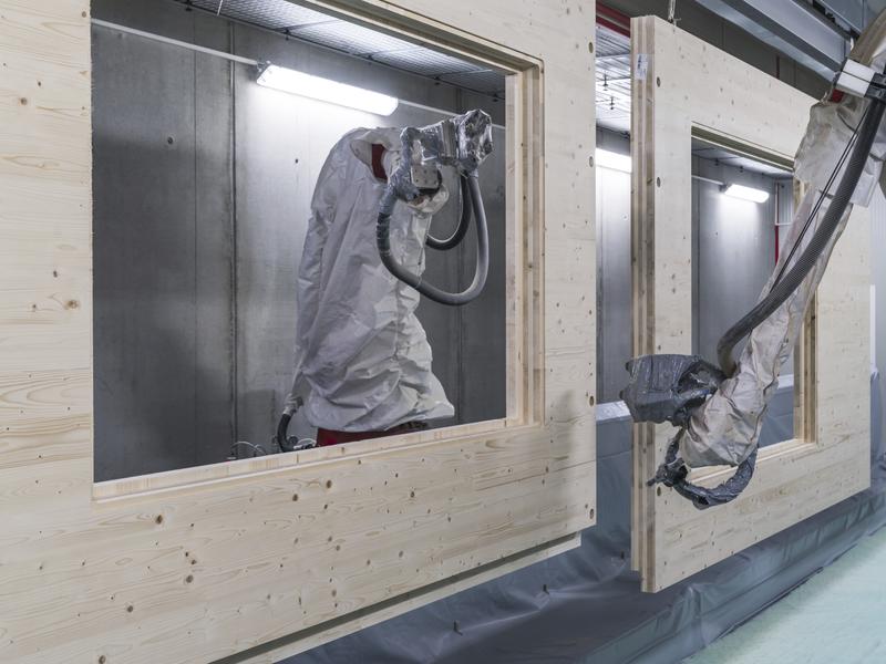 HNT_FS_20181107_Stall_im_Molltal_236__copy__TINEFOTO_com | © 3. Zwei CNC-gesteuerte Roboterarme mit jeweils vier Feinzerstäuberdüsen können auf bis zu sieben Farbkreisläufen zugreifen und sorgen für eine makellose Beschichtung der Oberfläche. © TINEFOTO.com